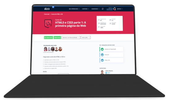 Notebook com o site da alura plus aberto